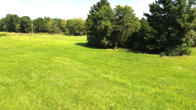 a view of a yard with a house