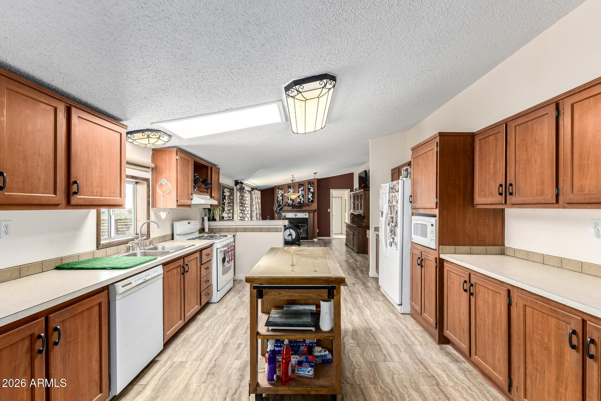 9987 North Geronimo Drive Casa Grande, AZ 85122 - Photo 13 of 53 a kitchen with a sink stove and refrigerator