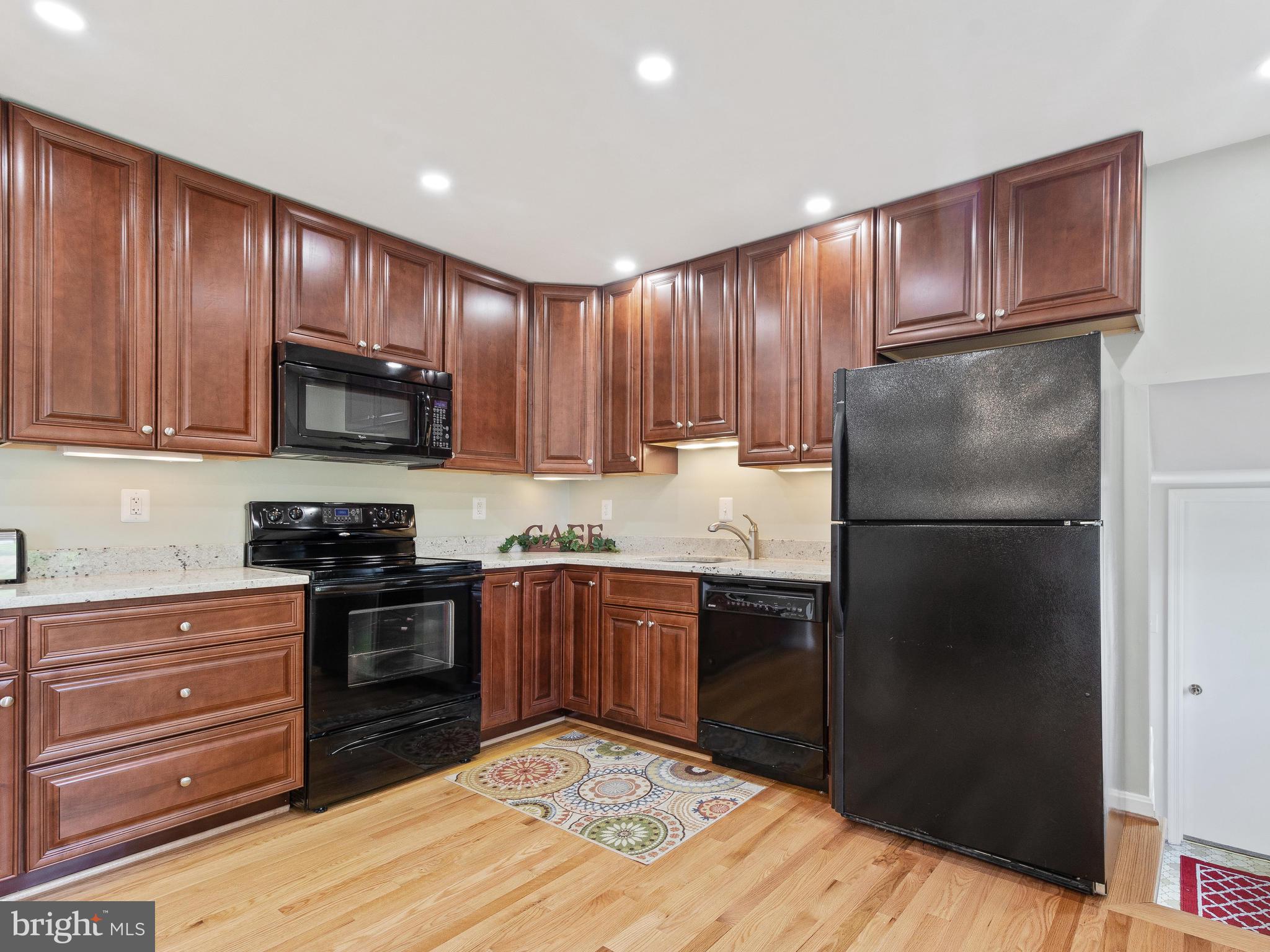 19228 Treadway Road Brookeville, MD 20833 - Photo 12 of 40 Solid cherry cabs, granite cntrs, recessed lights
