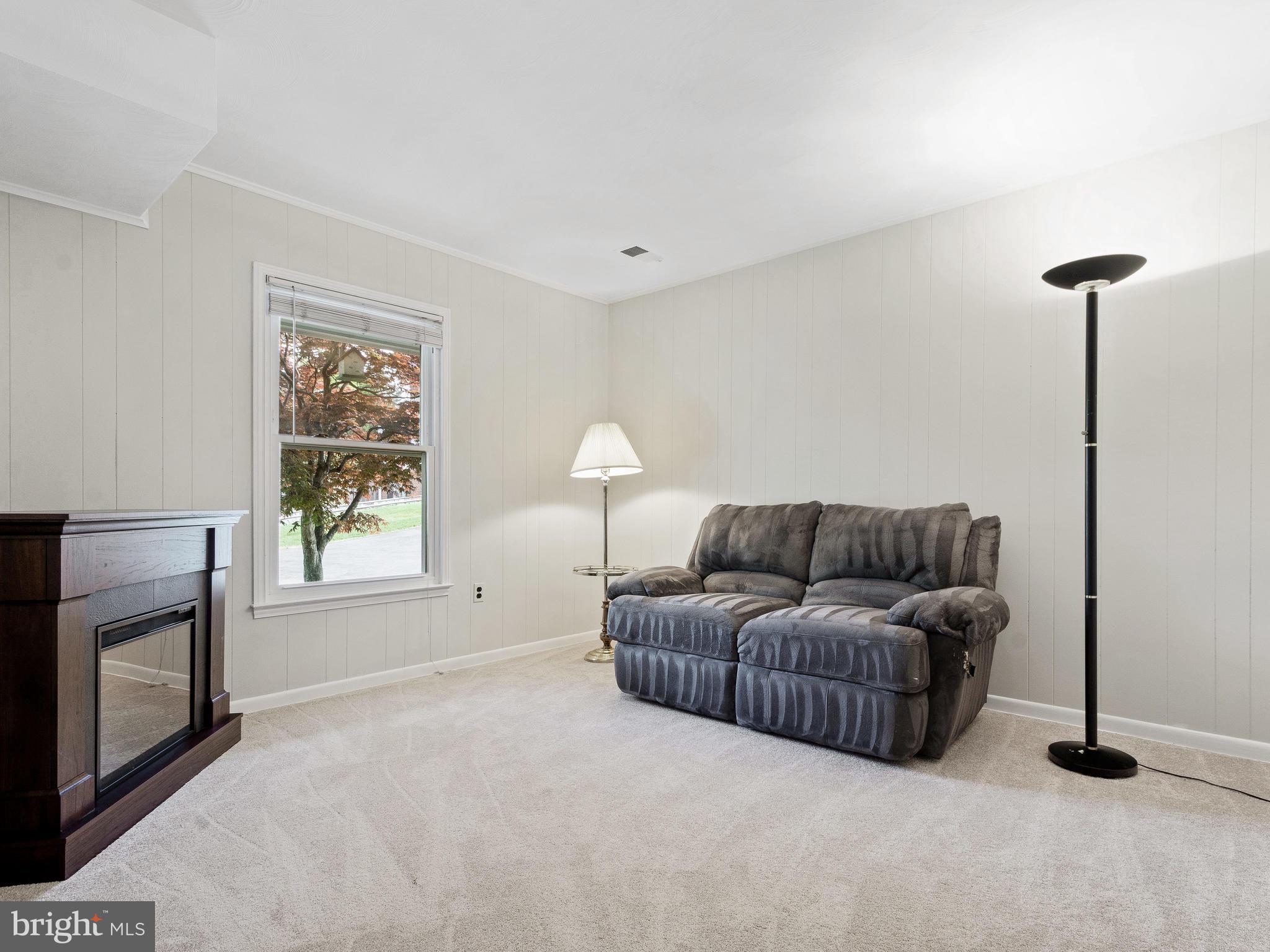 19228 Treadway Road Brookeville, MD 20833 - Photo 18 of 40 Main level den/office or bedroom - you decide!