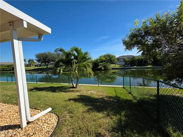 a view of a back yard