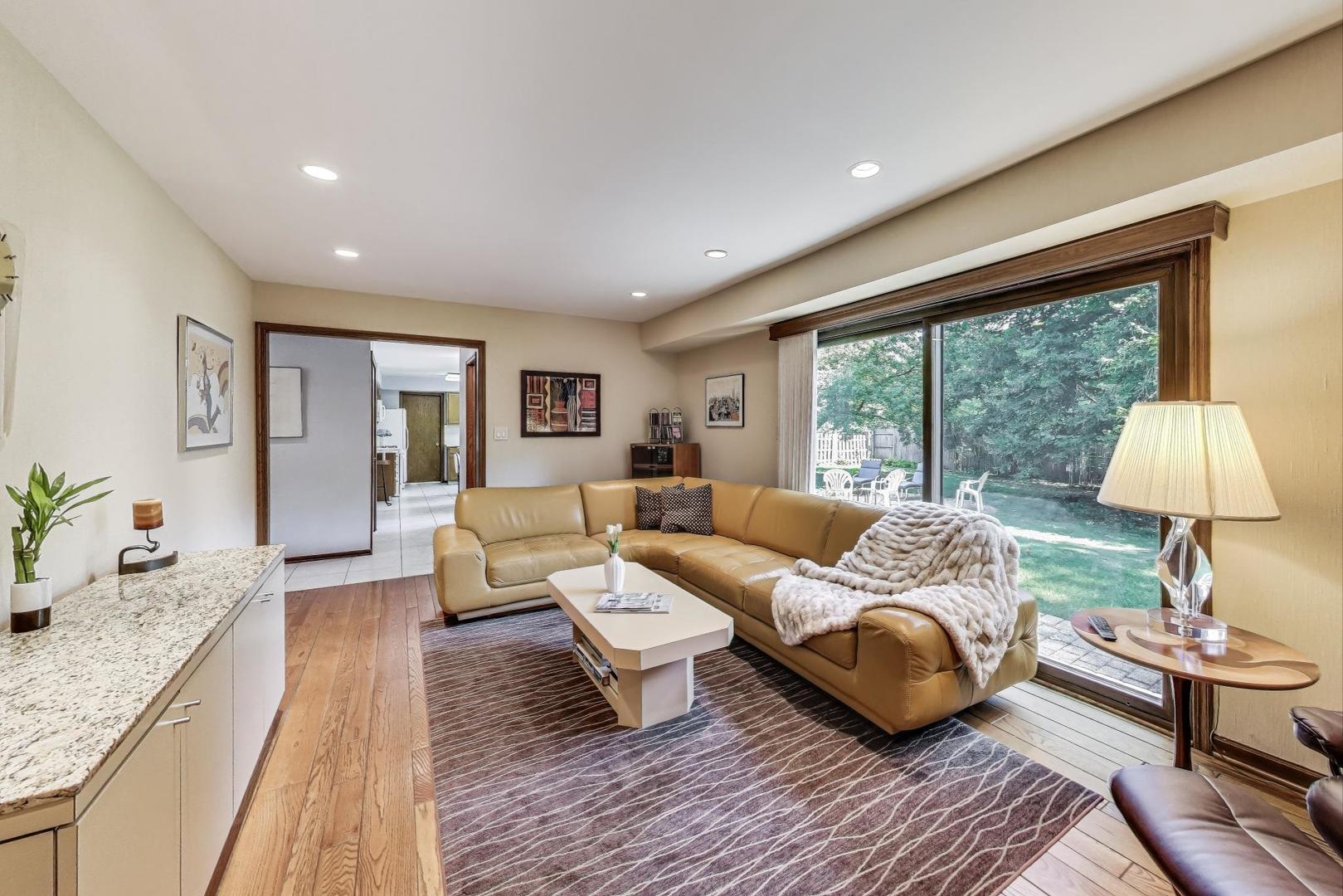 645 Ridge Road Highland Park, IL 60035 - Photo 12 of 32 a living room with furniture and a lamp