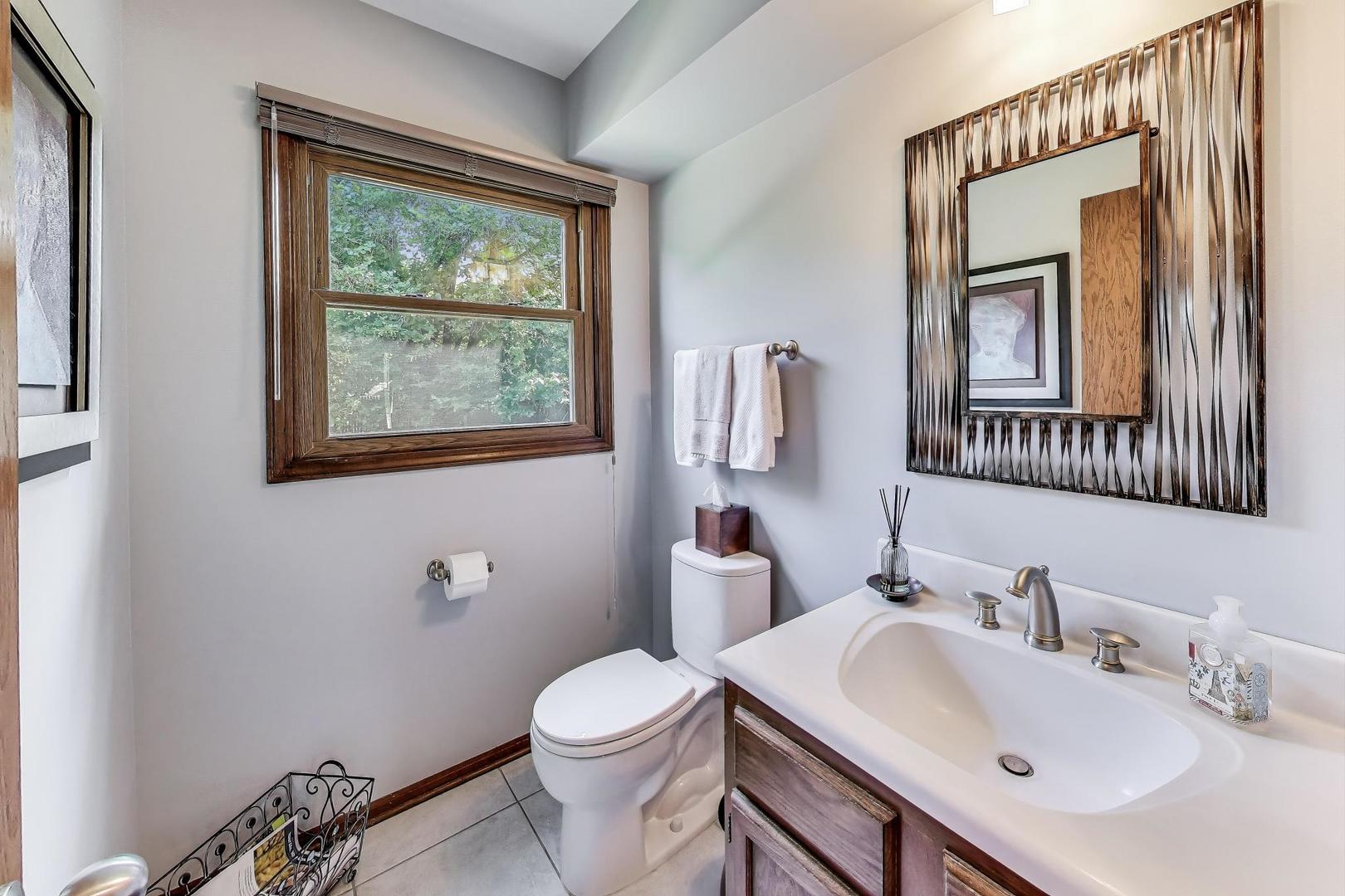 645 Ridge Road Highland Park, IL 60035 - Photo 13 of 32 a bathroom with a toilet a sink and mirror