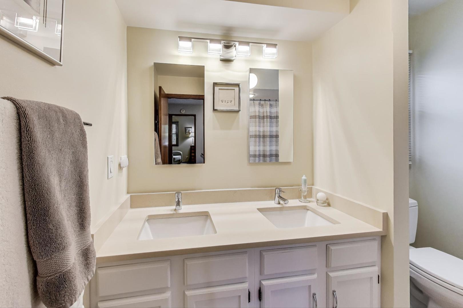 645 Ridge Road Highland Park, IL 60035 - Photo 21 of 32 a bathroom with a sink and a mirror
