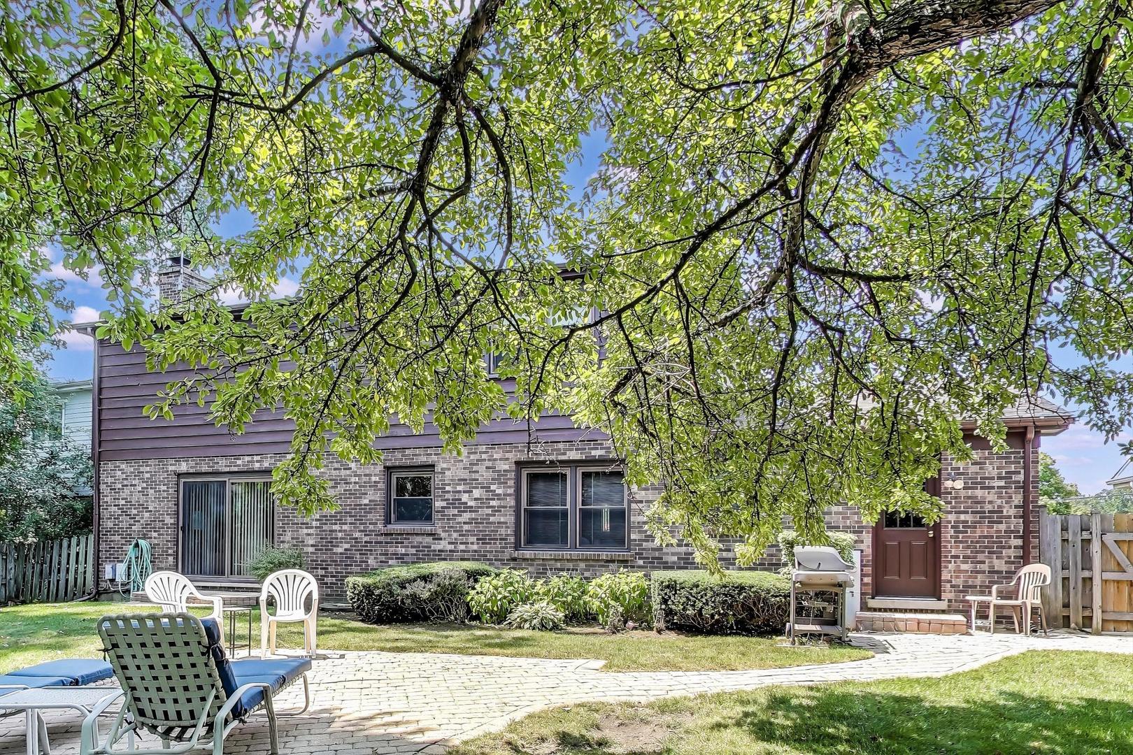 645 Ridge Road Highland Park, IL 60035 - Photo 25 of 32 a front view of a house with garden