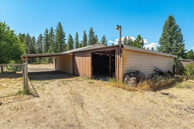 $585,000 | 7621 East Hamilton Road, Chattaroy, WA 99003