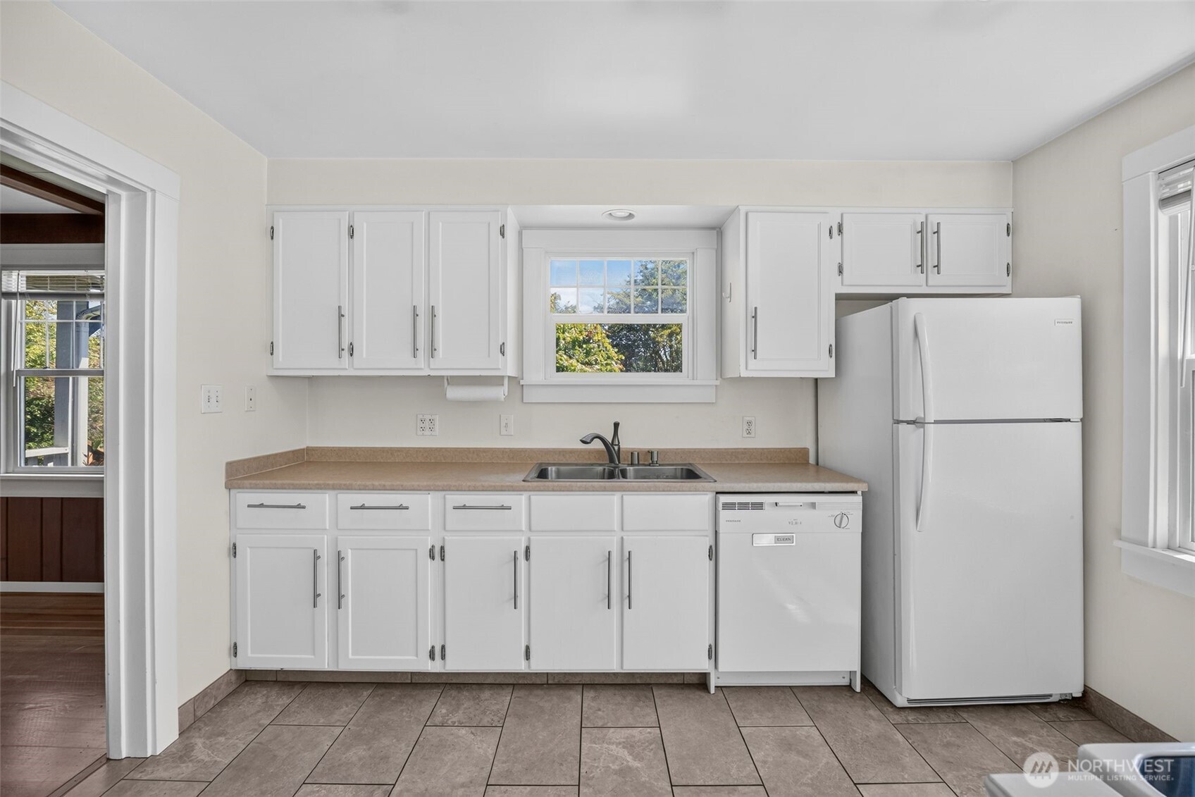 4417 Seahurst Avenue Everett, WA 98203 - Photo 13 of 30