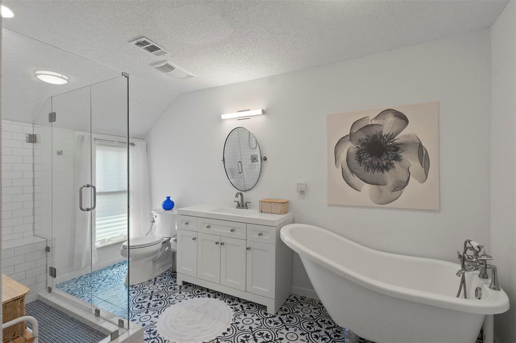 7090 Maple Street Frisco, TX 75033 - Photo 31 of 40 2nd floor primary bathroom en suite. completely renovated