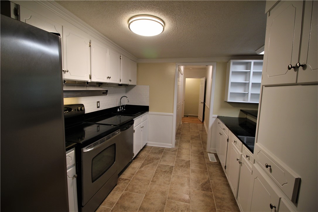 5026 Patterson Road Anderson, SC 29625 - Photo 4 of 29 Tile, Granite, and SS
