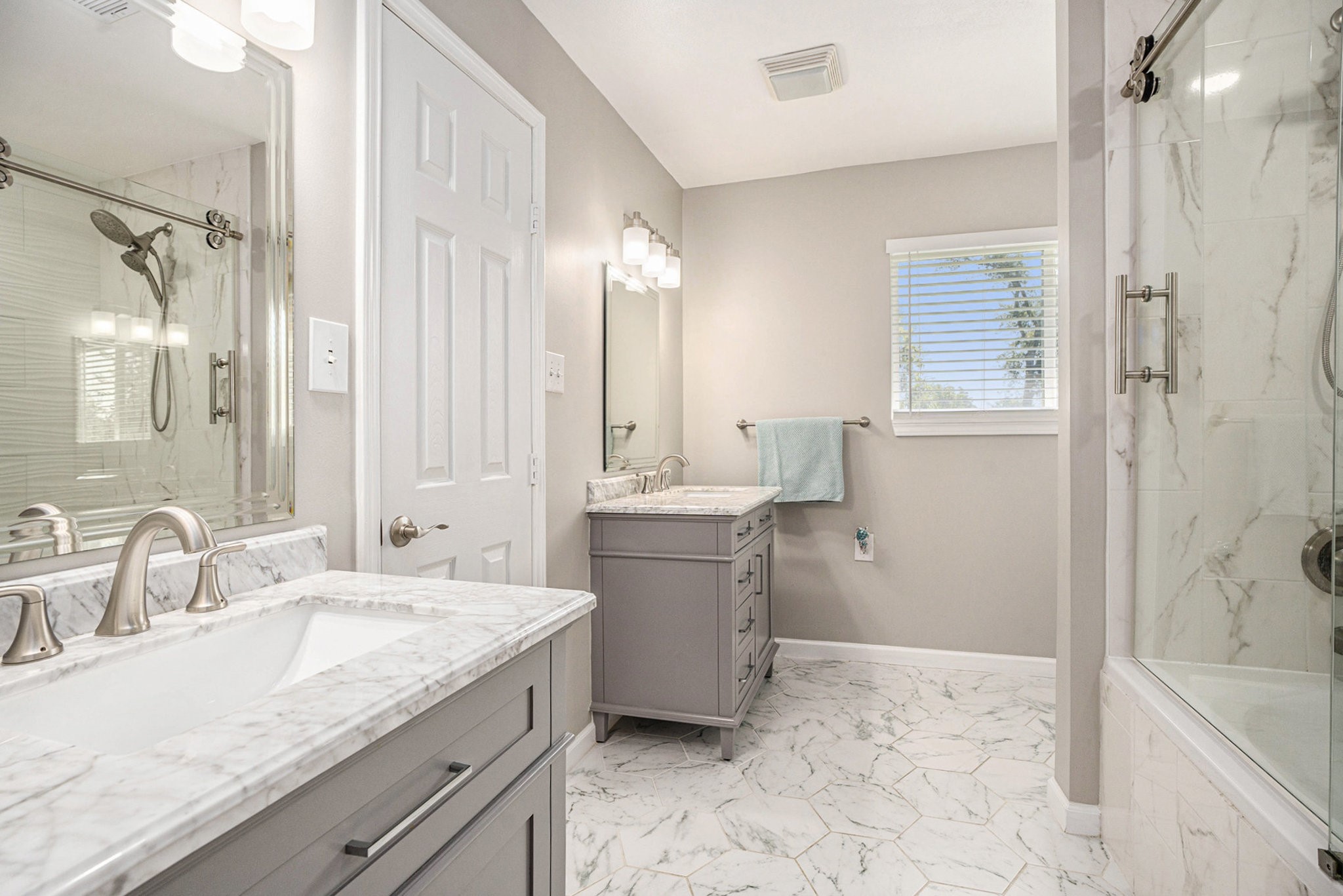 12421 Roy Road, Unit CR105 Pearland, TX 77581 - Photo 19 of 47 Primary Bathroom