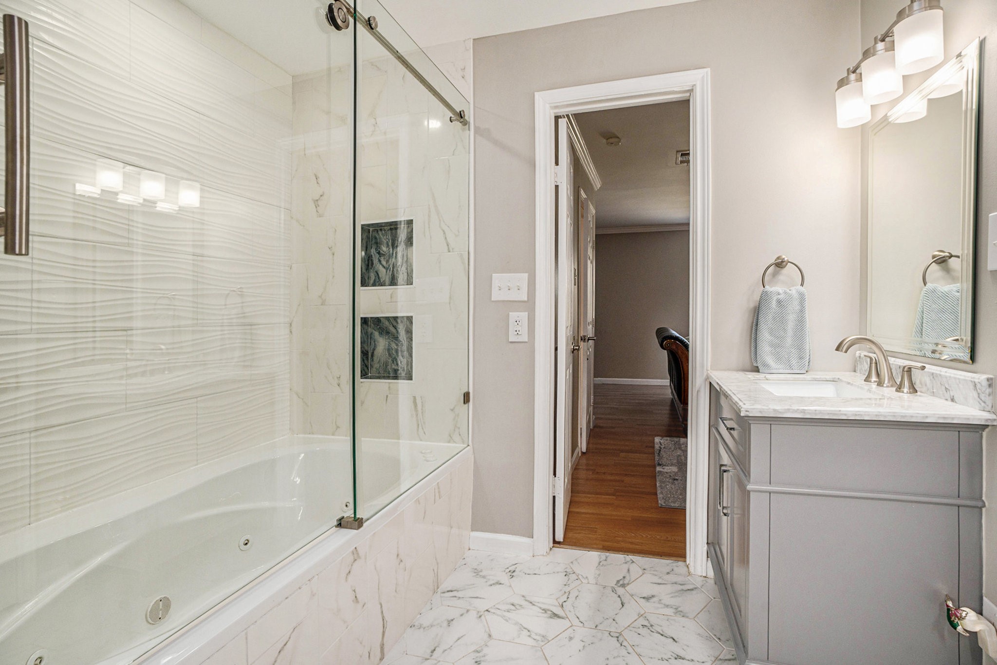 12421 Roy Road, Unit CR105 Pearland, TX 77581 - Photo 20 of 47 Primary Bathroom