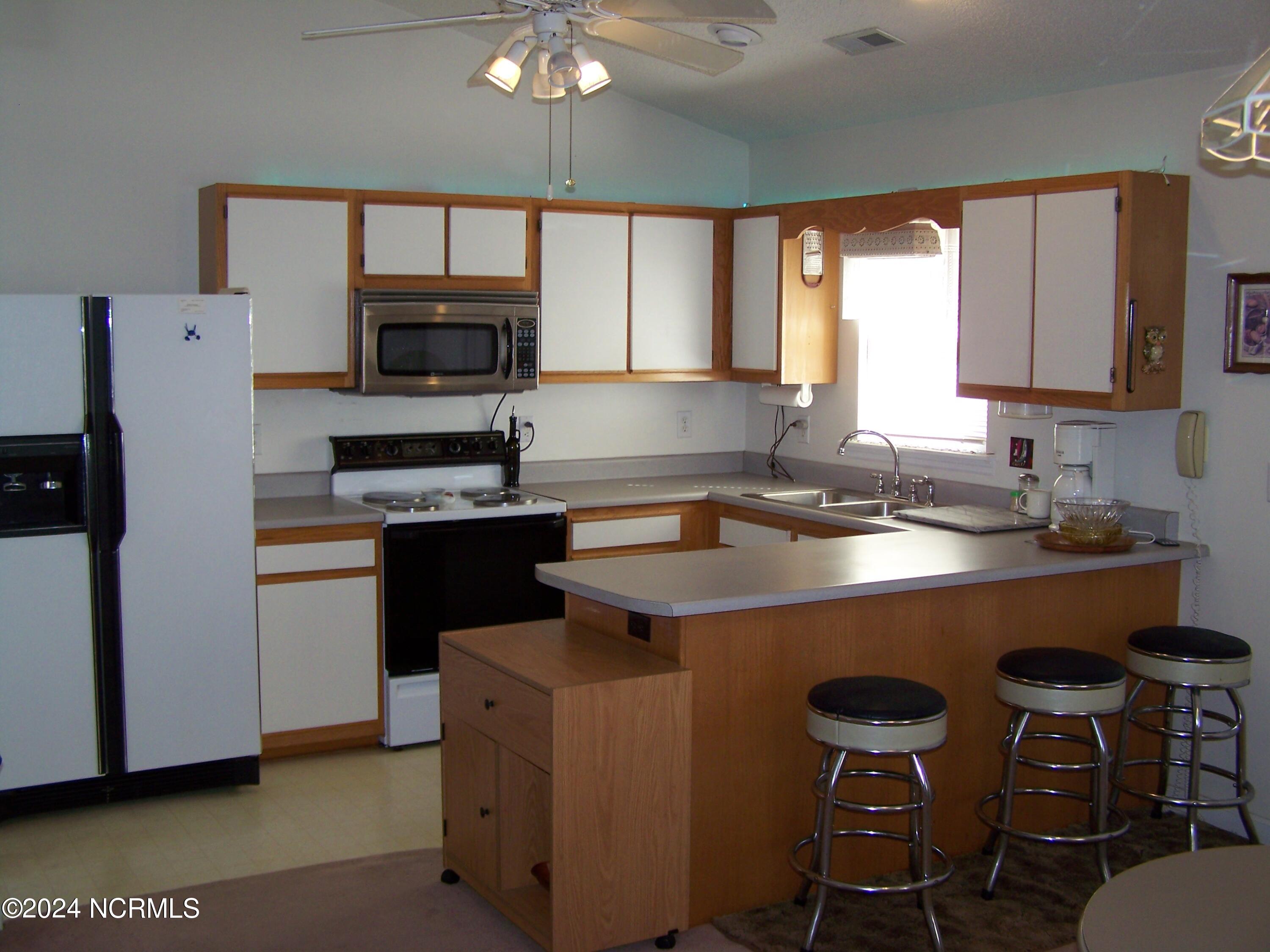 36 North Lake Drive Boiling Spring Lakes, NC 28461 - Photo 17 of 55 Kitchen & Bar