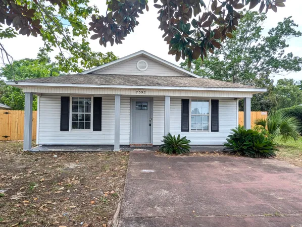 $1,870 | 7592 Chablis Circle, Navarre, FL 32566