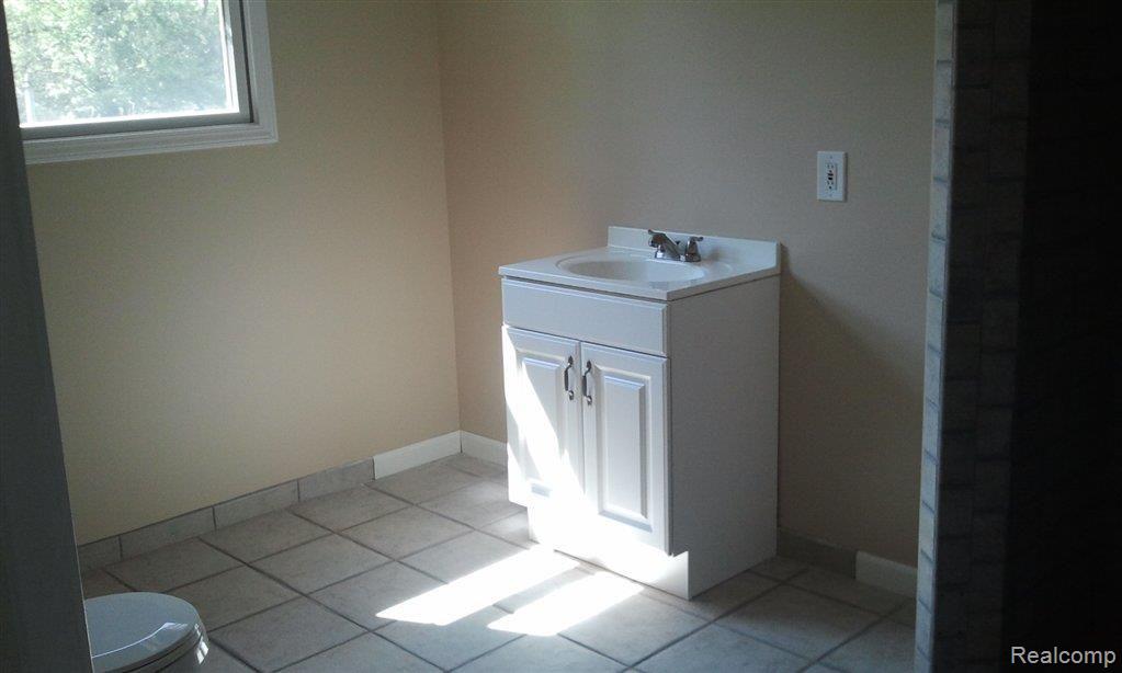 71717 Eldred Road Romeo, MI 48065 - Photo 11 of 18 full bath (2).jpg