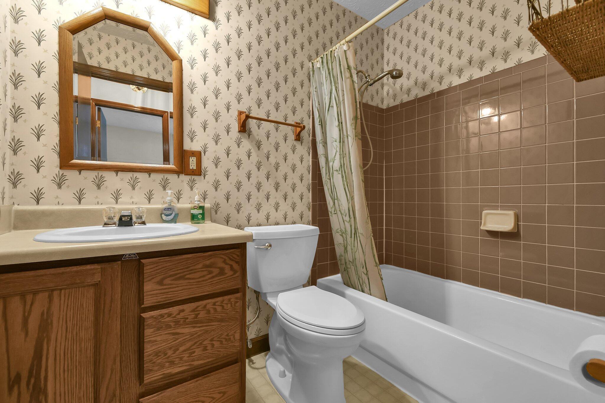 271 Rosehill Road Reynoldsburg, OH 43068 - Photo 9 of 20 Main Bathroom