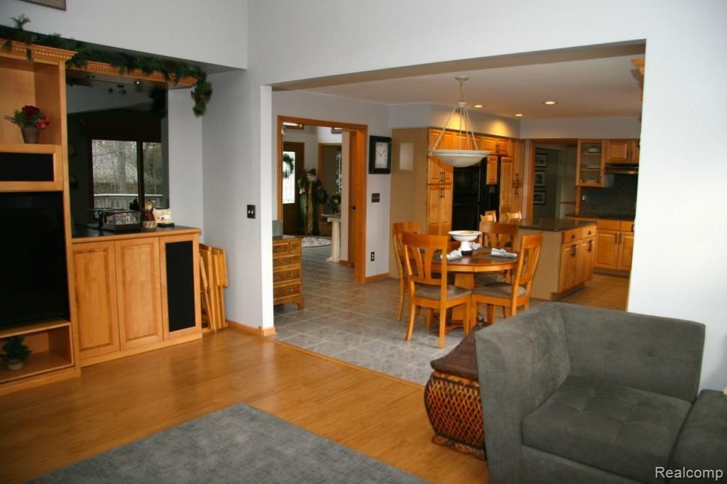 851 Grovecrest Rochester, MI 48307 - Photo 12 of 36 IMG_0015.jpg