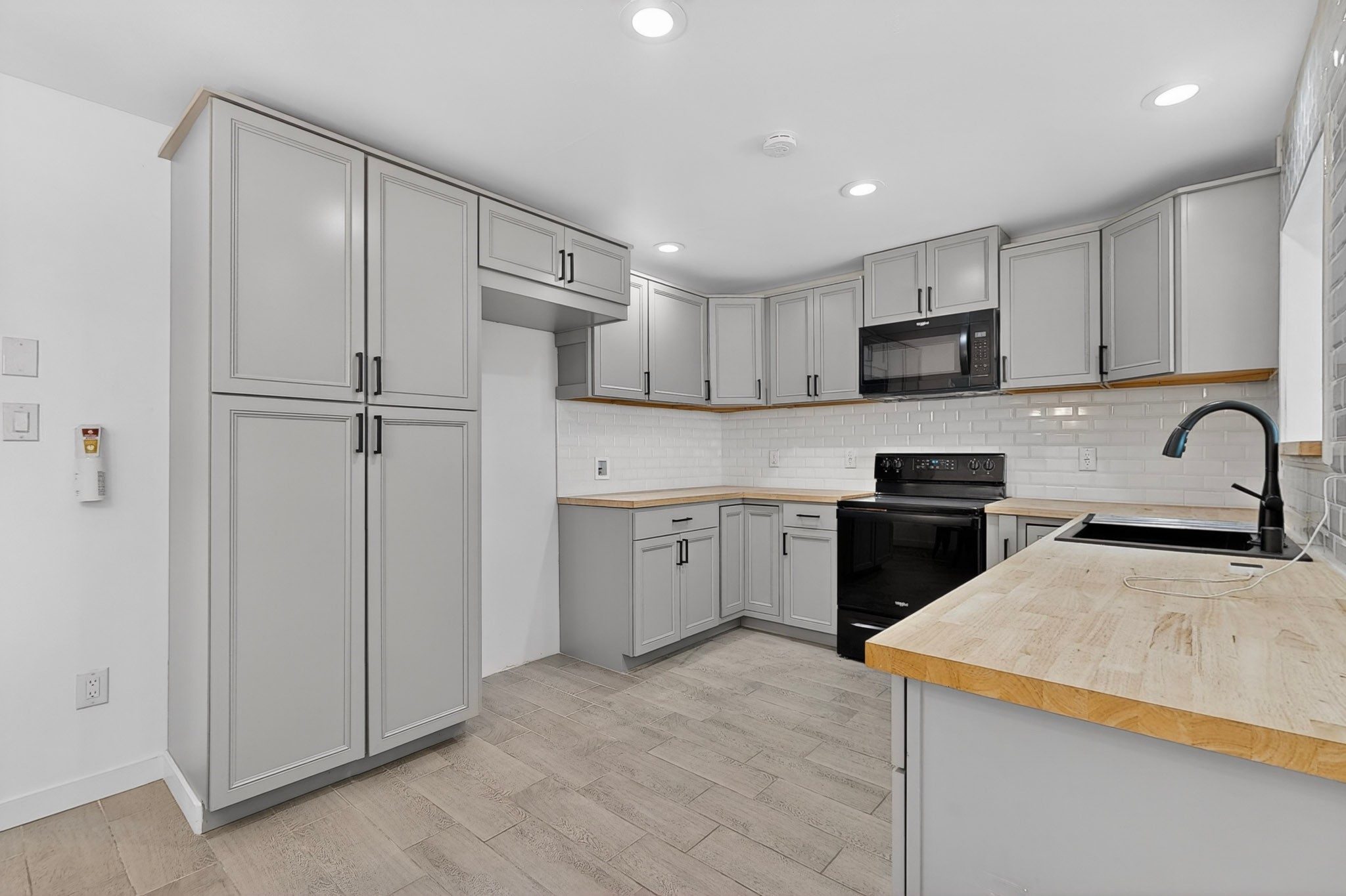 32 Lucero Road, Unit AB Santa Fe, NM 87508 - Photo 6 of 40 Main home kitchen