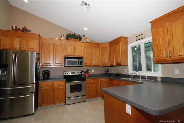$2,900 | 9 Ledgewood Court, Norwich, CT 06360