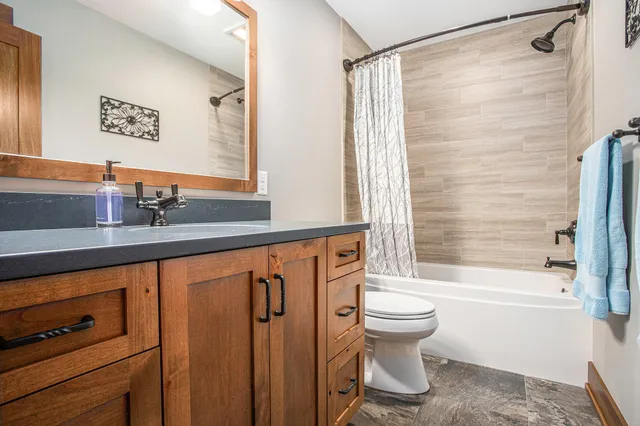 $949,900 | 7606 North 46th Street, Augusta, MI 49012