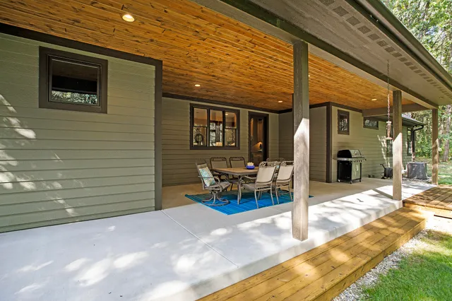 $949,900 | 7606 North 46th Street, Augusta, MI 49012