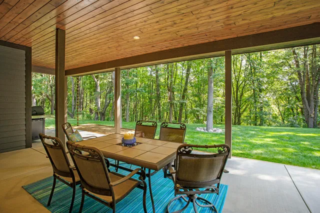 $949,900 | 7606 North 46th Street, Augusta, MI 49012