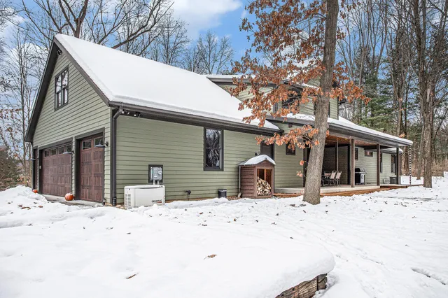 $949,900 | 7606 North 46th Street, Augusta, MI 49012