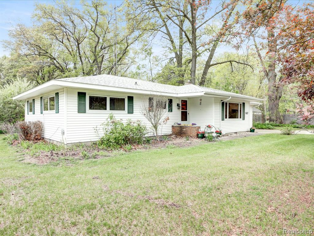 4437 Atkins Road Port Huron, MI 48060 - Photo 2 of 29