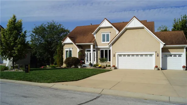 $620,000 | 6122 Northeast Upper Wood Road, Lee's Summit, MO 64064