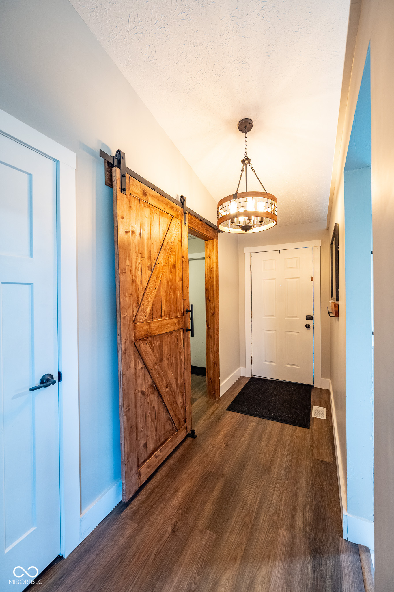 587 Quail Run Greenwood, IN 46142 - Photo 4 of 38