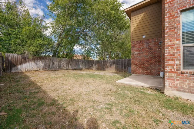 a view of back yard of the house