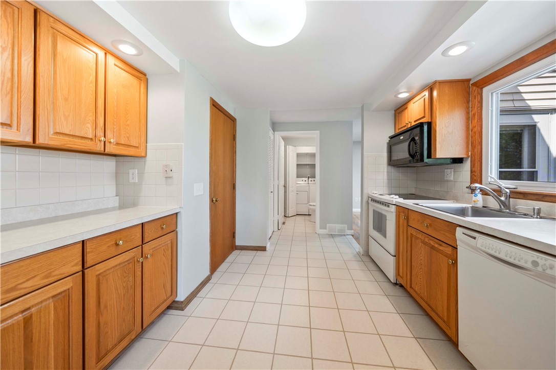 118 Queensboro Road Irondequoit, NY 14609 - Photo 10 of 40 Kitchen