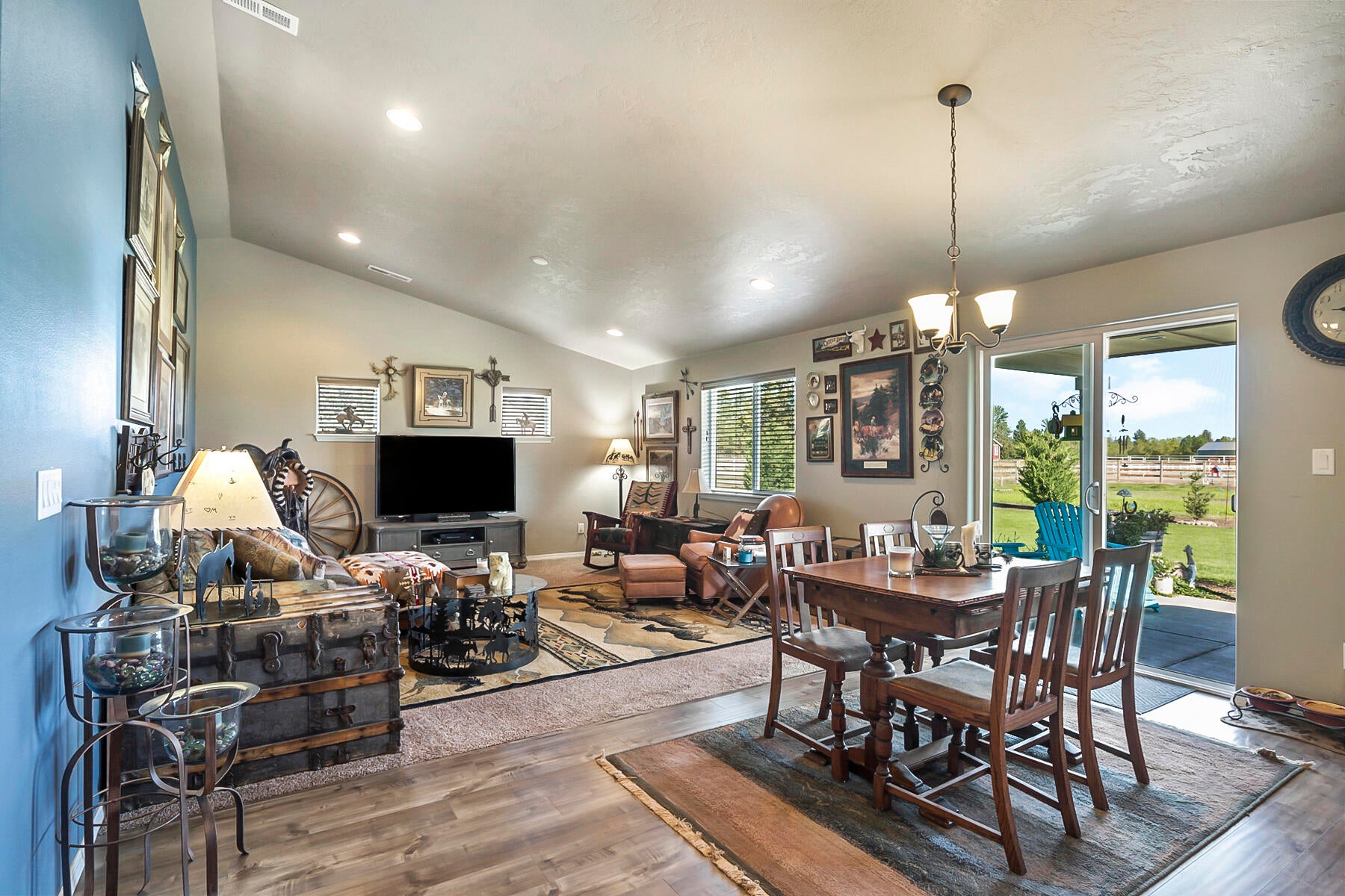 67140 Harrington Loop Road Bend, OR 97703 - Photo 7 of 37 Vaulted Greatroom