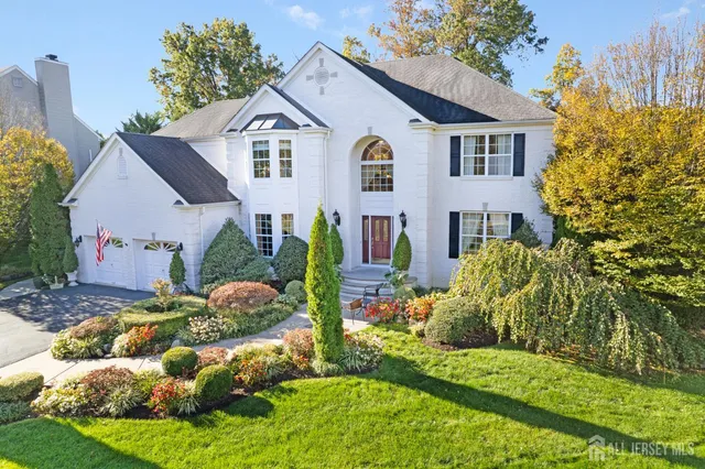 a view of backyard of the house