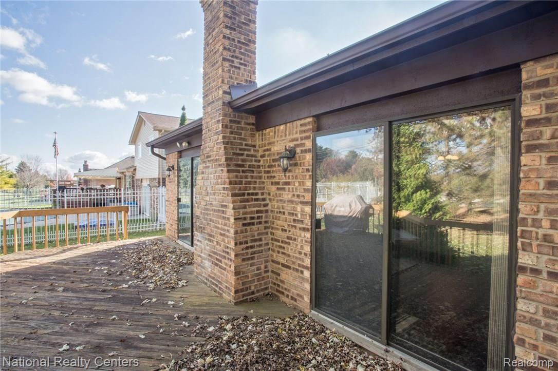 384 Prospect Drive Rochester, MI 48307 - Photo 28 of 32 Two sliding glass doors which offer great day light