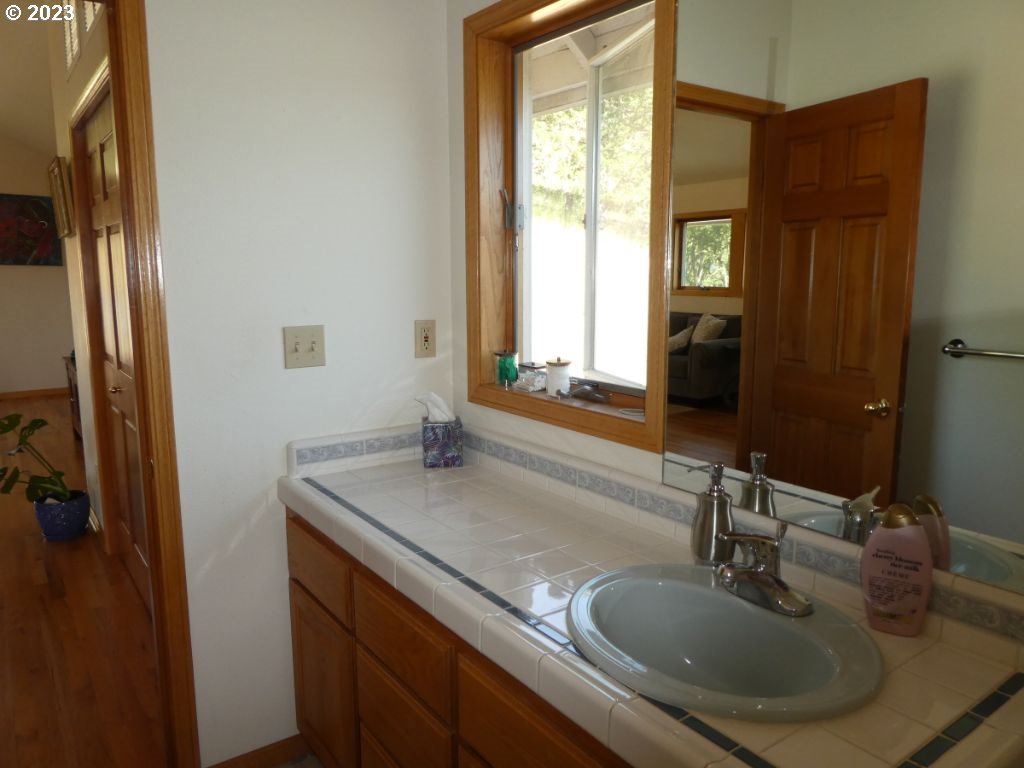 8530 North Bank Road Roseburg, OR 97470 - Photo 18 of 42 Bedroom, Primary