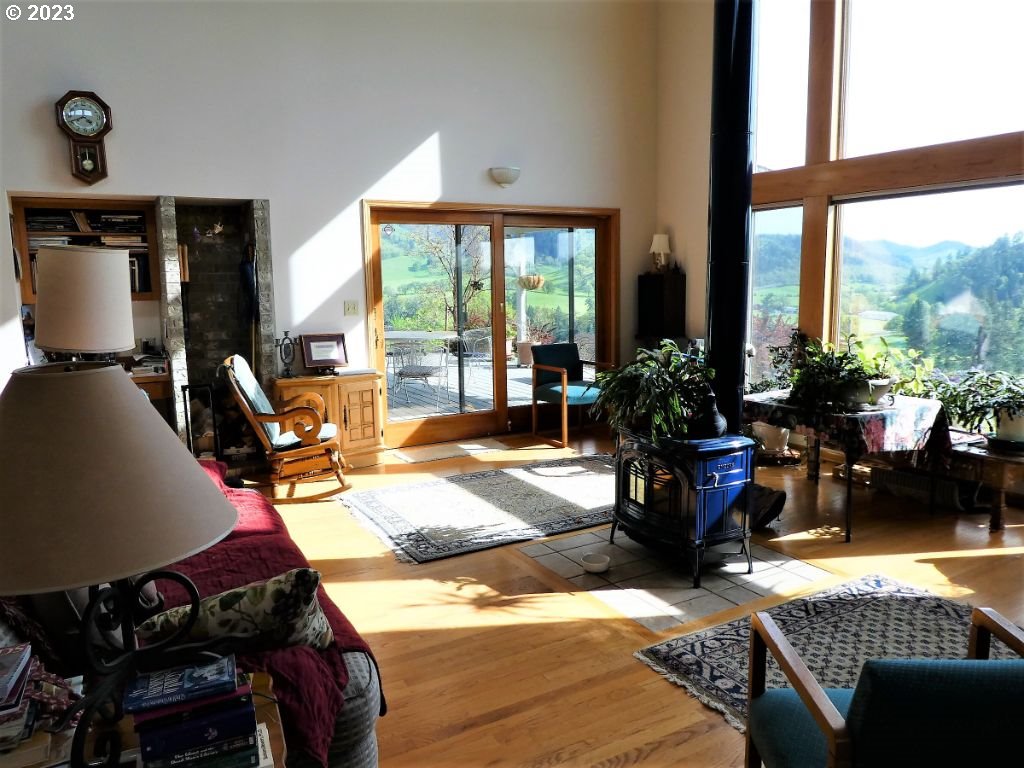 8530 North Bank Road Roseburg, OR 97470 - Photo 8 of 42 Living Room
