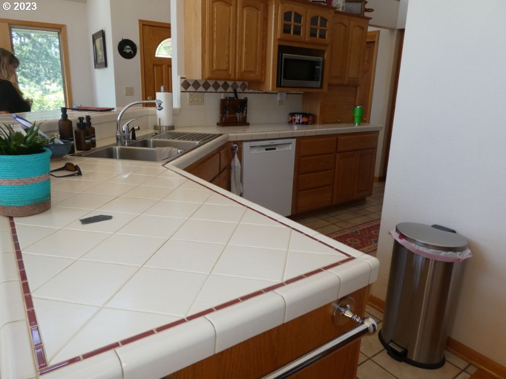 8530 North Bank Road Roseburg, OR 97470 - Photo 10 of 42 Loft