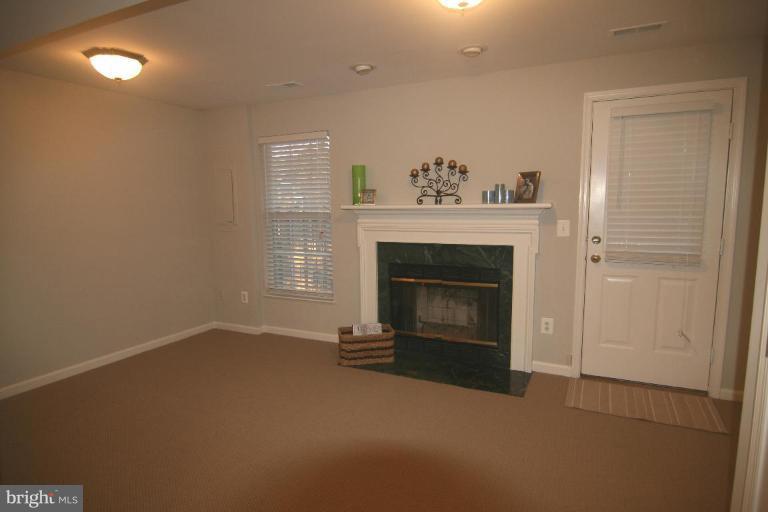 926 Rolfe Place Alexandria, VA 22314 - Photo 14 of 22 Family Room