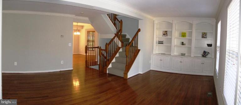 926 Rolfe Place Alexandria, VA 22314 - Photo 5 of 22 Living Room/Dining Room