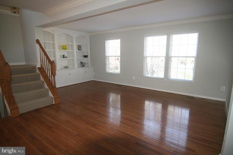 926 Rolfe Place Alexandria, VA 22314 - Photo 6 of 22 Living Room