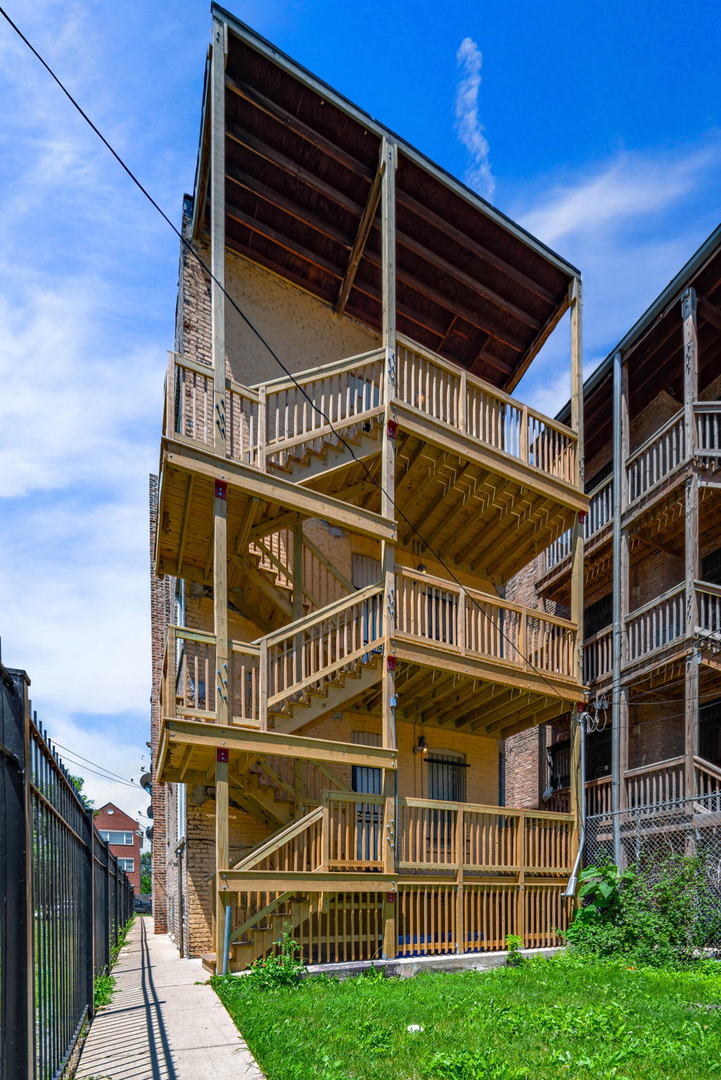 1455 South Avers Avenue Chicago, IL 60623 - Photo 21 of 22 a view of a roof deck