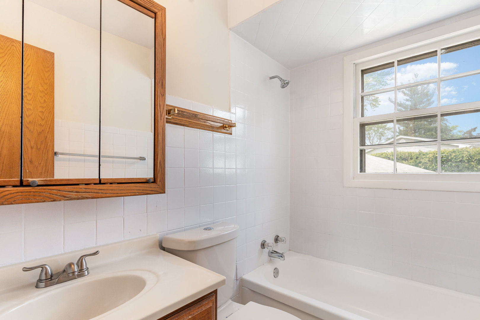 138 Cedar Circle Streamwood, IL 60107 - Photo 9 of 15 a bathroom with a sink and a bathtub