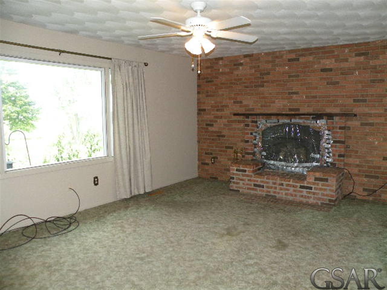 11745 Southeast Countyline Road Elsie, MI 48831 - Photo 6 of 14 31165619-5.JPG