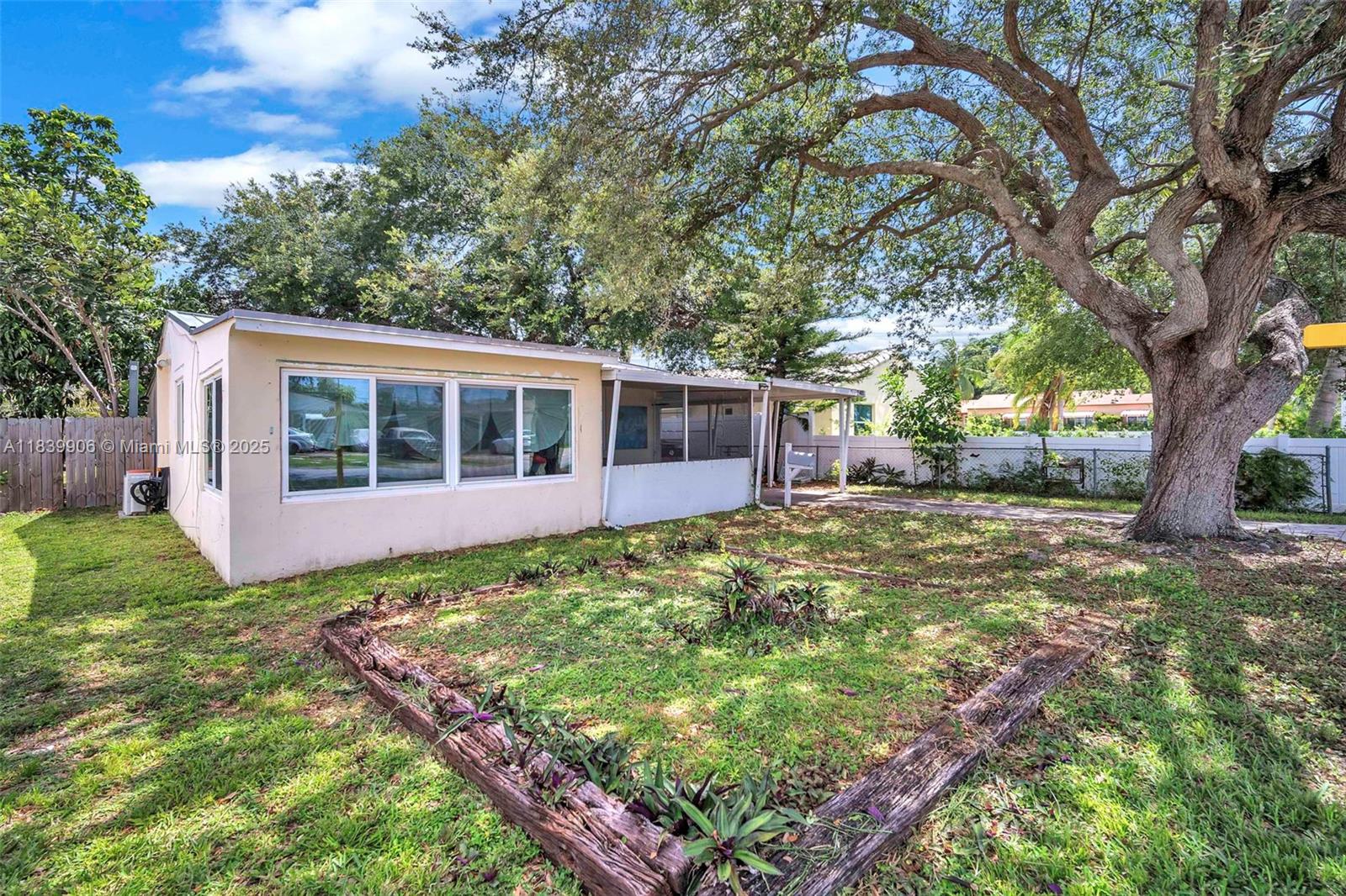 2407 Harding Street Hollywood, FL 33020 - Photo 4 of 33 Gallery Image 4