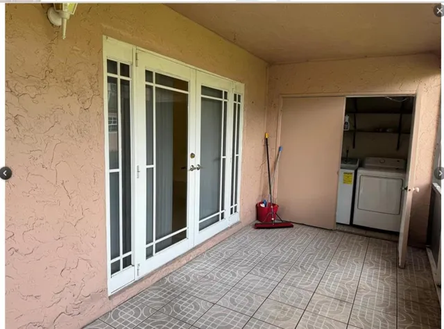 a view of empty room with window