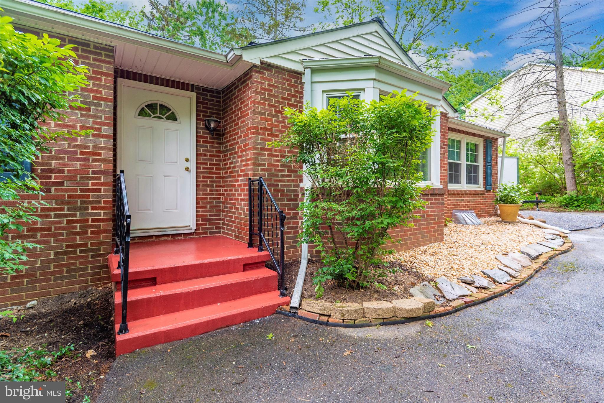 6726 South Clifton Road Frederick, MD 21703 - Photo 4 of 46 Let's walk inside