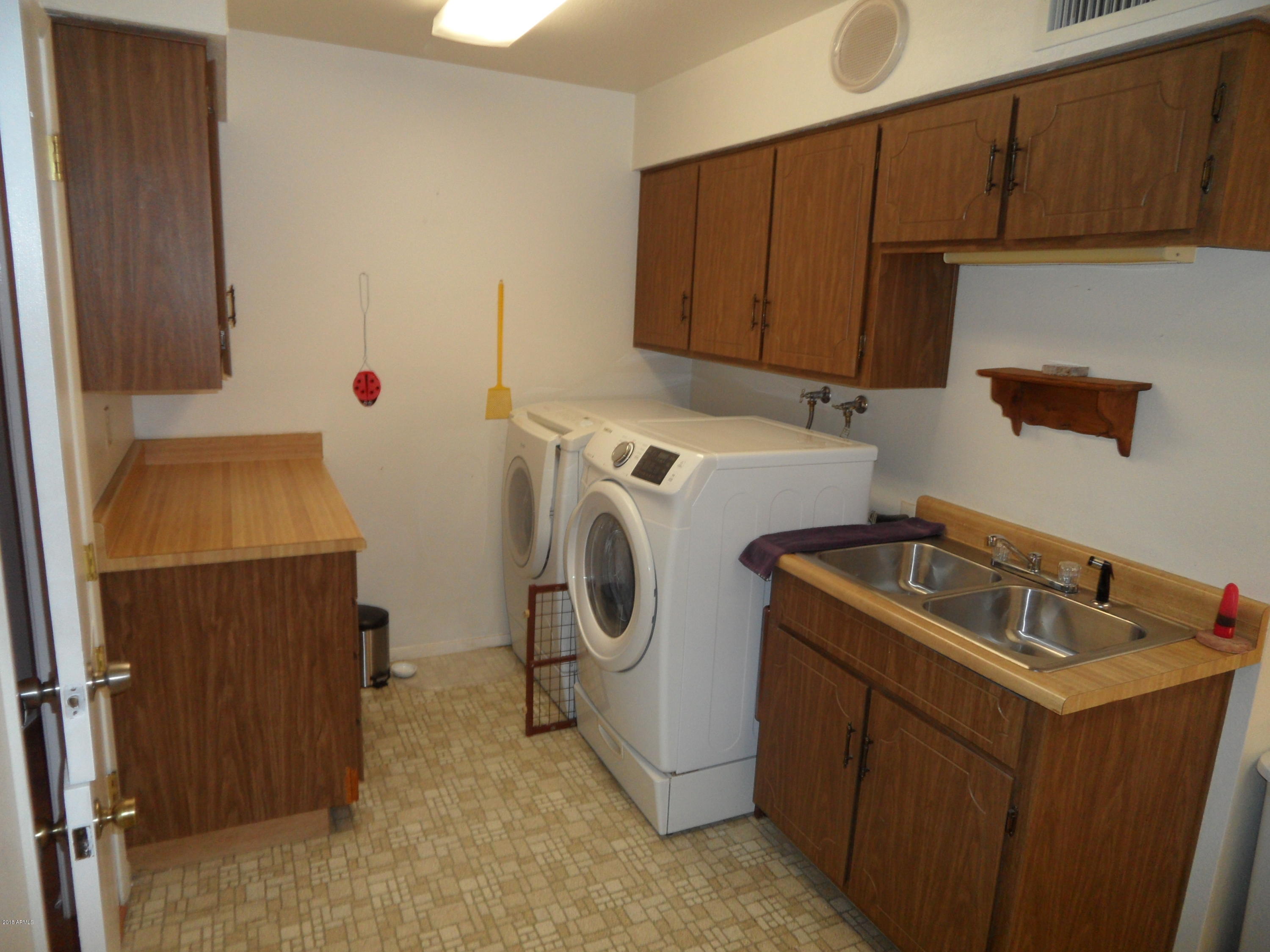 534 South Rochester Mesa, AZ 85206 - Photo 8 of 38 Laundry Room