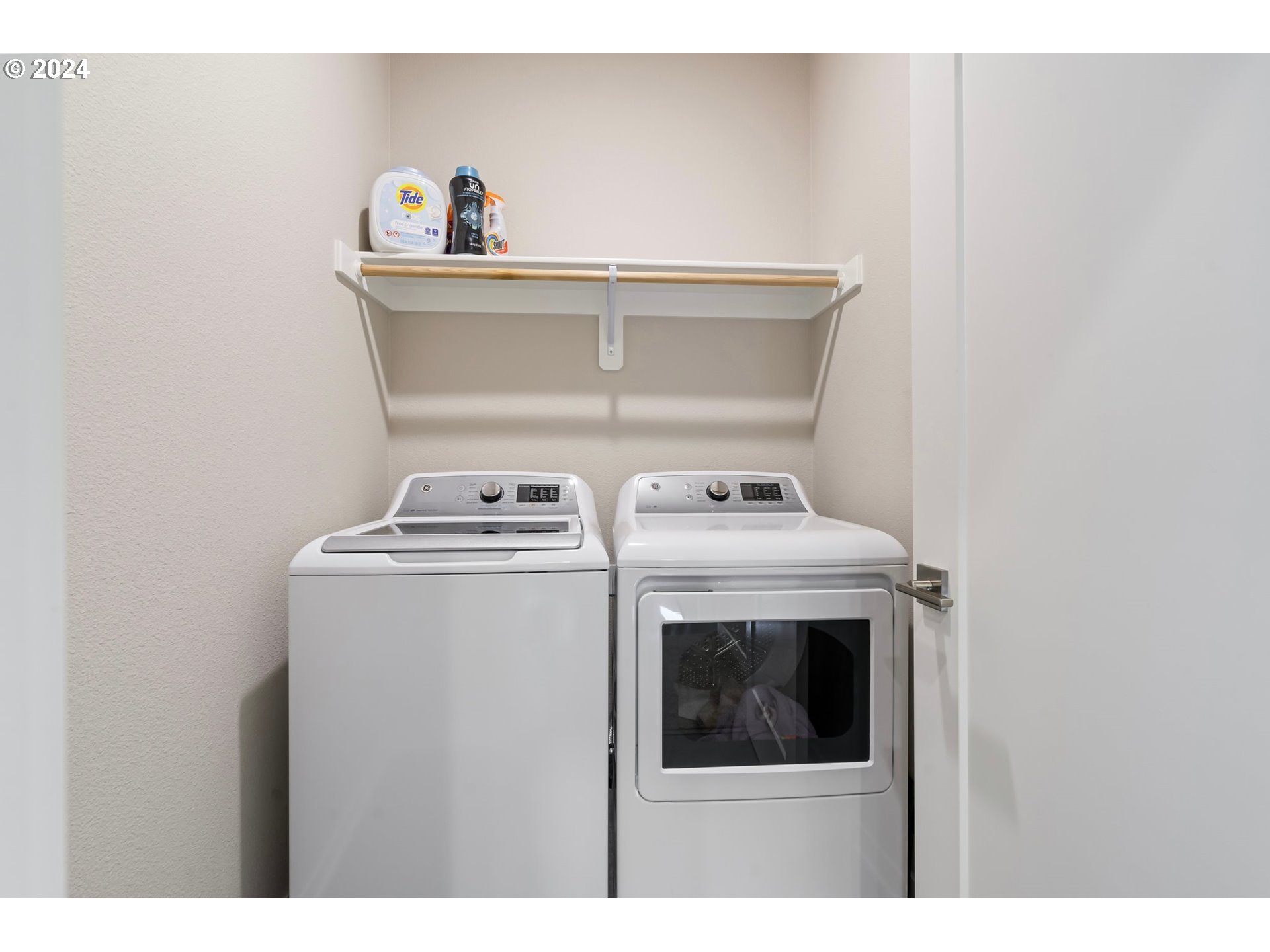 17136 Southwest Woodpecker Lane Beaverton, OR 97007 - Photo 29 of 34 a view of washer and dryer