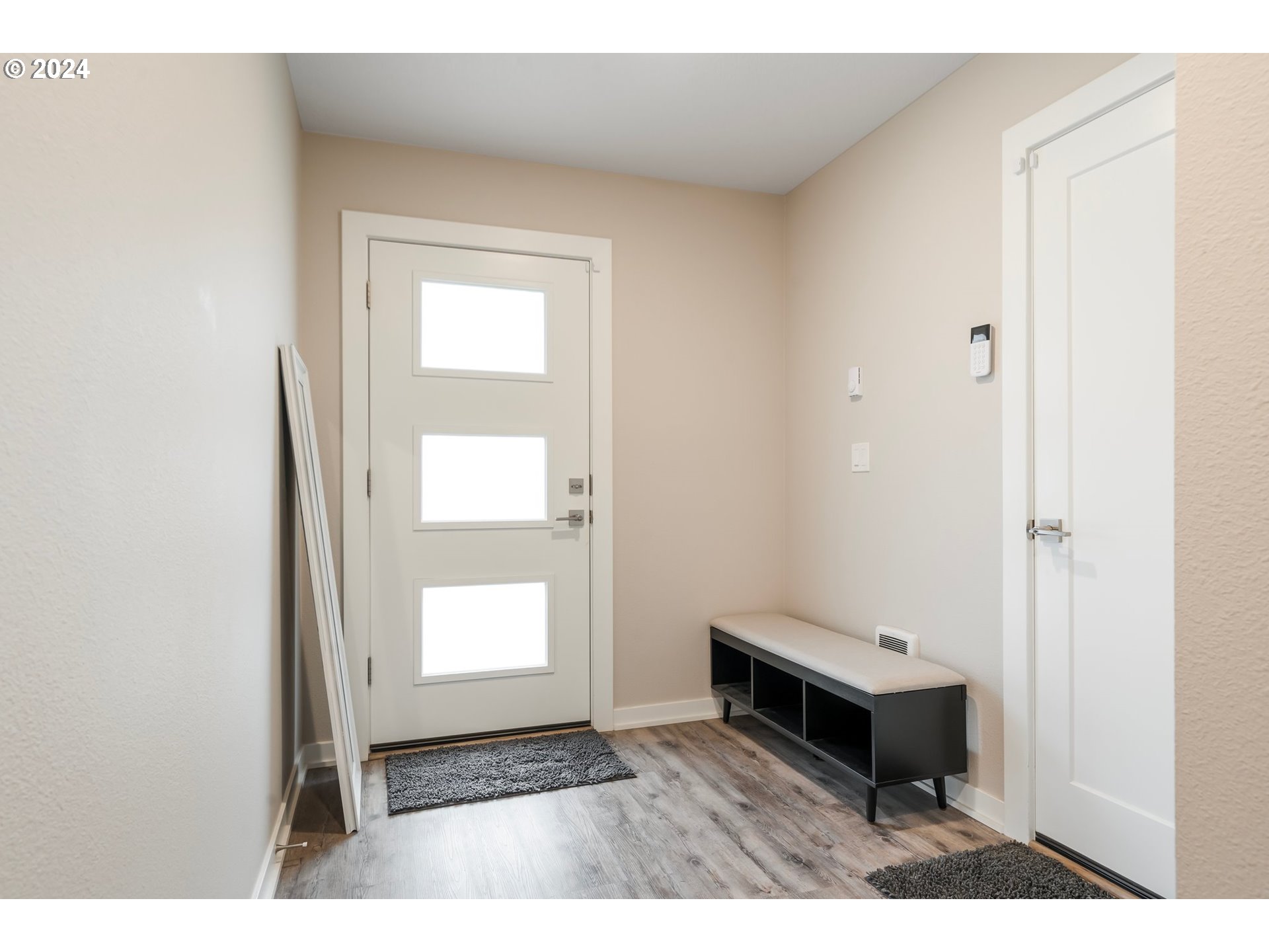 17136 Southwest Woodpecker Lane Beaverton, OR 97007 - Photo 6 of 34 a hallway with a wooden bench and a window