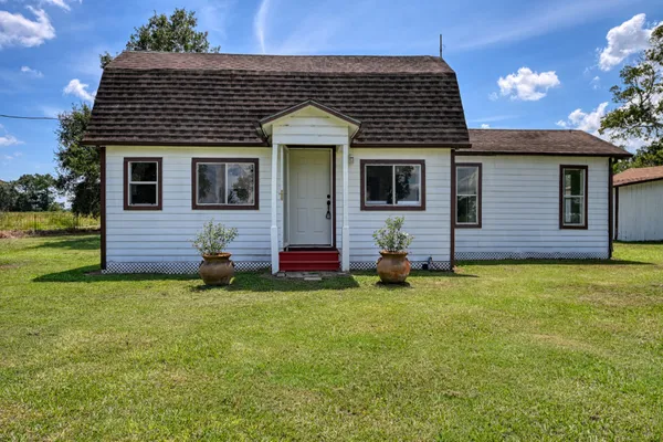 a view of a house with a backyard